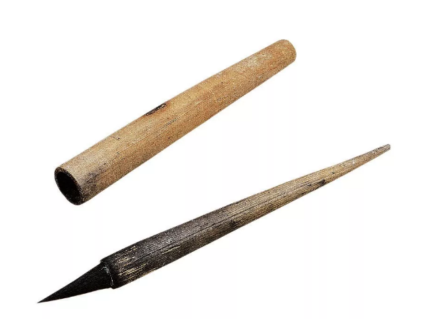 (东晋) 毛笔 笔杆长25.5厘米 笔头长6厘米 帽长25厘米 甘肃省考古研究所藏