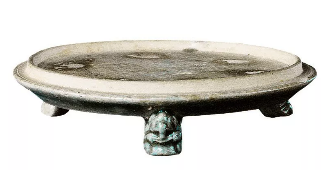 (西晋)青釉三足瓷砚 径11.7厘米 高2.8厘米 故宫博物院藏