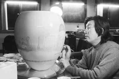 李遊宇在绘制汉光瓷瓶