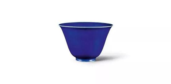 明嘉靖 霁蓝釉钟式杯《大明嘉靖年制》款， 高11.9公分