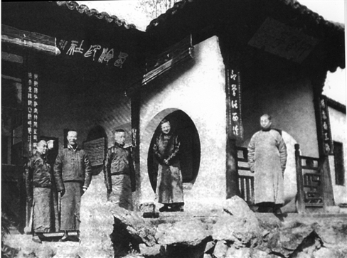 1922年，吴昌硕（右）在西泠印社