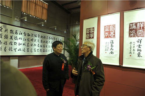 中国美协前书记雷正民参观在我的画展上