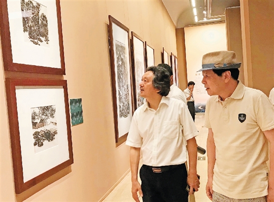 中国美术家协会分党组成员、秘书长马锋辉观看陈军画展