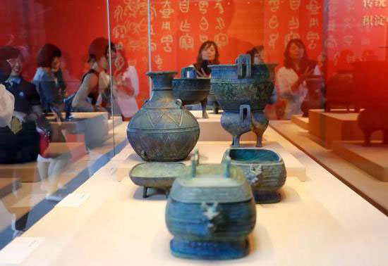 观众参观从日本追索的曾伯克父青铜组器