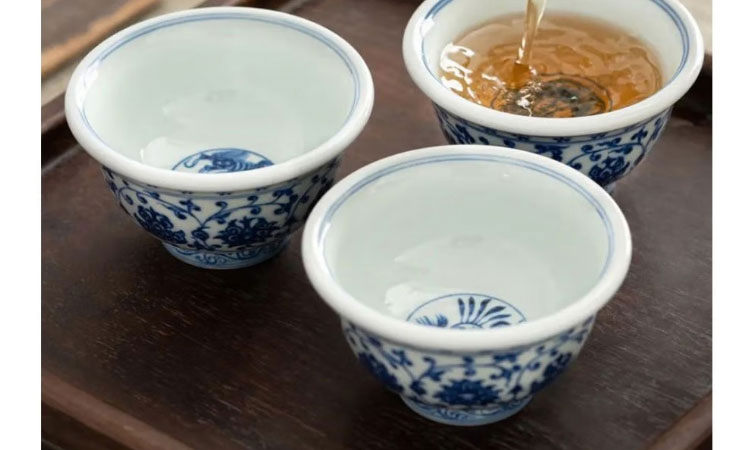 柴窑永乐青花压手杯双狮款