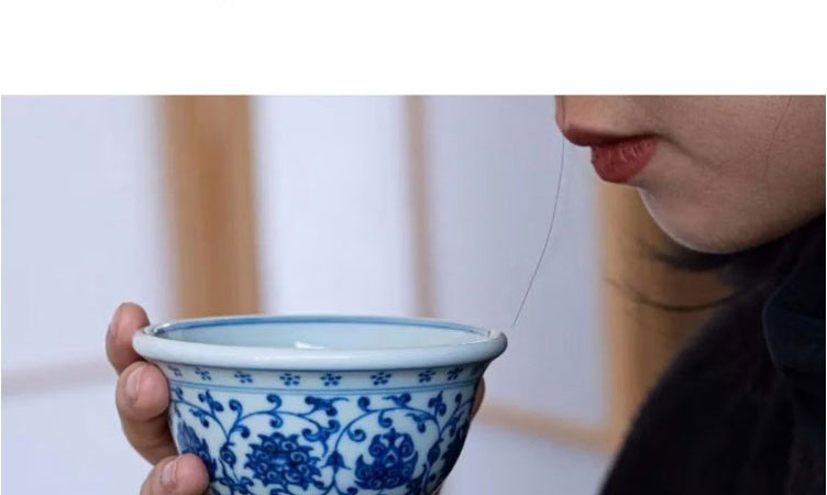柴窑永乐青花压手杯双狮款